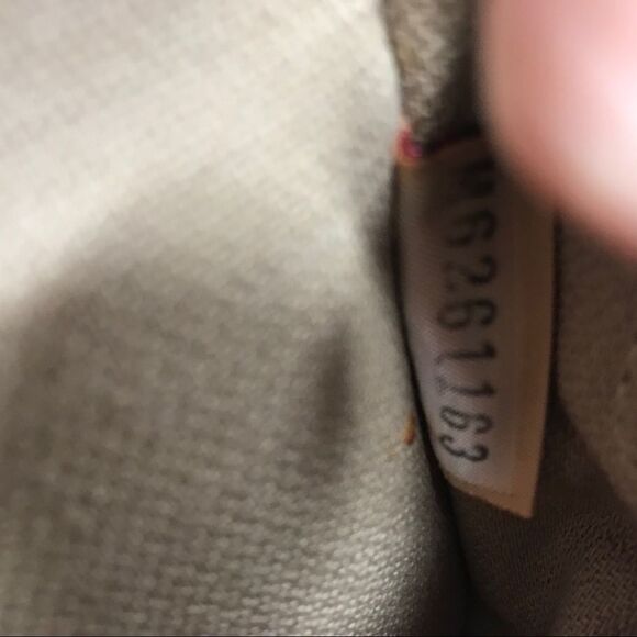 Authentic Dooney & Bourke Signature Logo - Picture 3 of 14